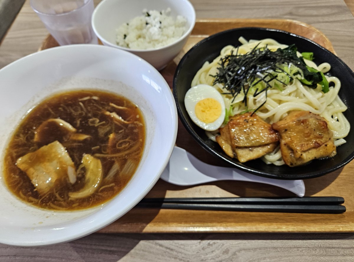 YusukeTaira's tweet photo. 今日のランチ🍜🍚。帝京大学の学食で、つけ麺（つけうどん）セットをいただきます🙏炭水化物多めですね… https://t.co/8s7aWn6dxp