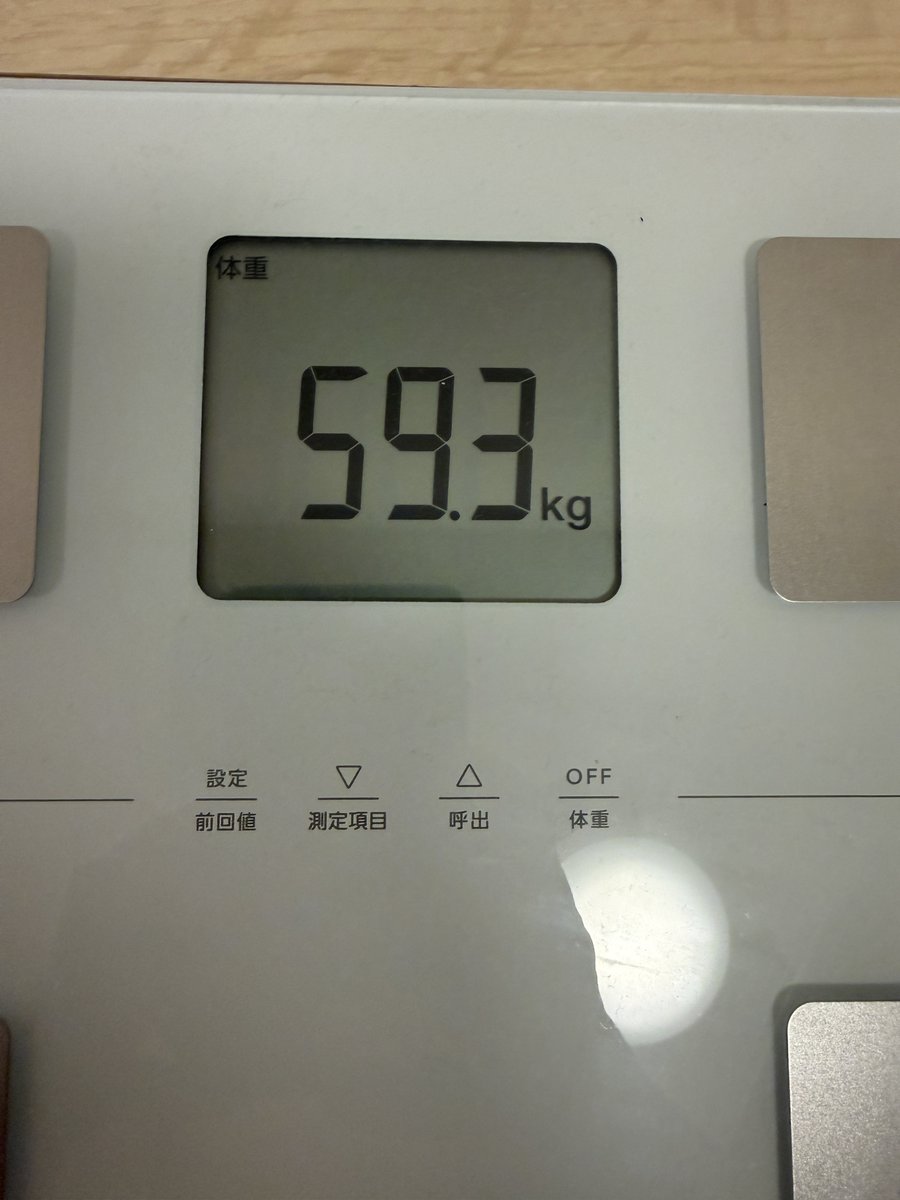 indomitable_val's tweet photo. よし、やっと60キロを切ったぞ！

特に何もやっていないが（笑）お菓子は減ったな。

あと腰をやってから食欲が落ちた･･･

とにかくあと1キロ、頑張らないけど意識はしよう！ https://t.co/t46TJIHbnR