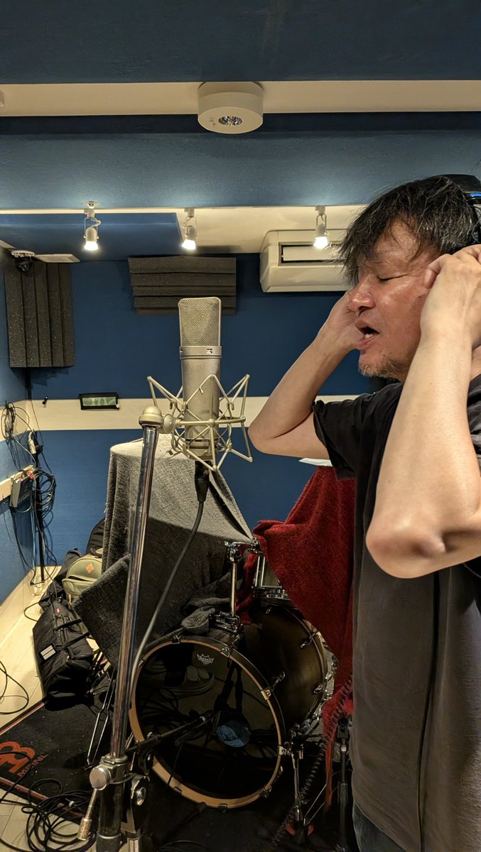 yoshithe69's tweet photo. 25日の土曜日ロッテンマイヤーのレコーディング2日目やってきました！
初のボーカル録りヘトヘトなりました😅
みんなでのコーラス録りのほうは今までのバンド活動で何度もやったことあるんで楽しかった😁
次は9月にレコーディングやね👍
その前に9月5日（土）緑橋戦国大統領！出番は2番目18時50分から https://t.co/g3M8Zf09YR