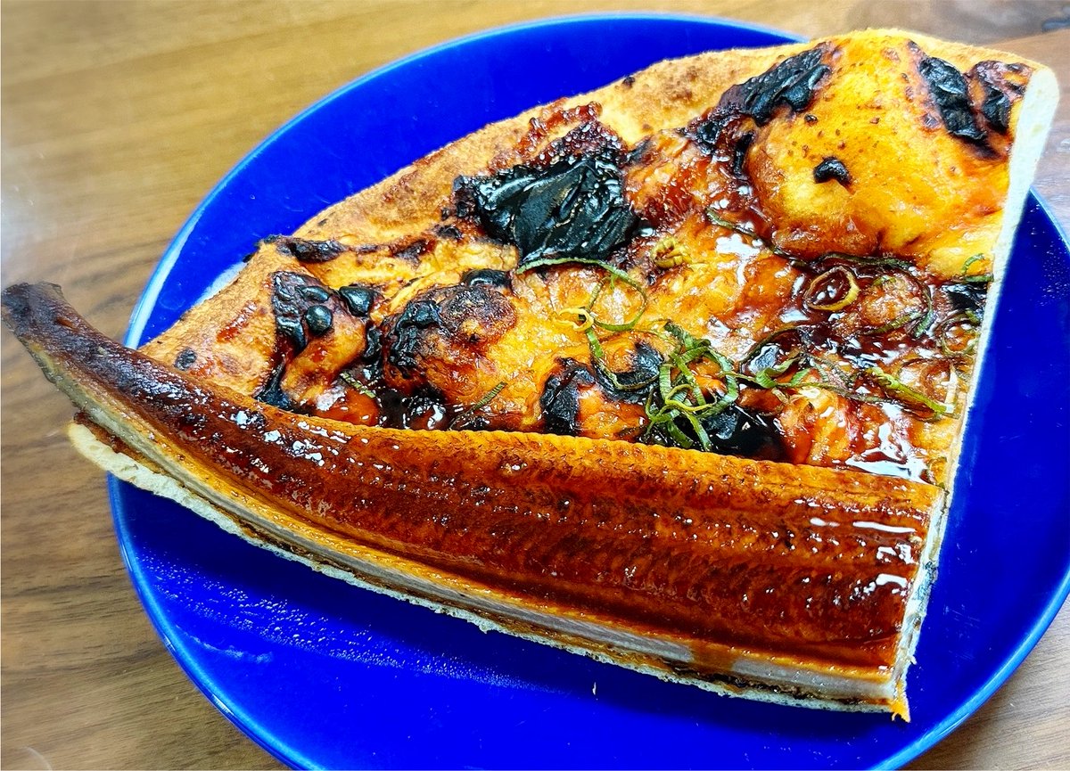2014oiyo's tweet photo. お昼は昨日の残り（鰻ピザ） https://t.co/SPoPgFeskh