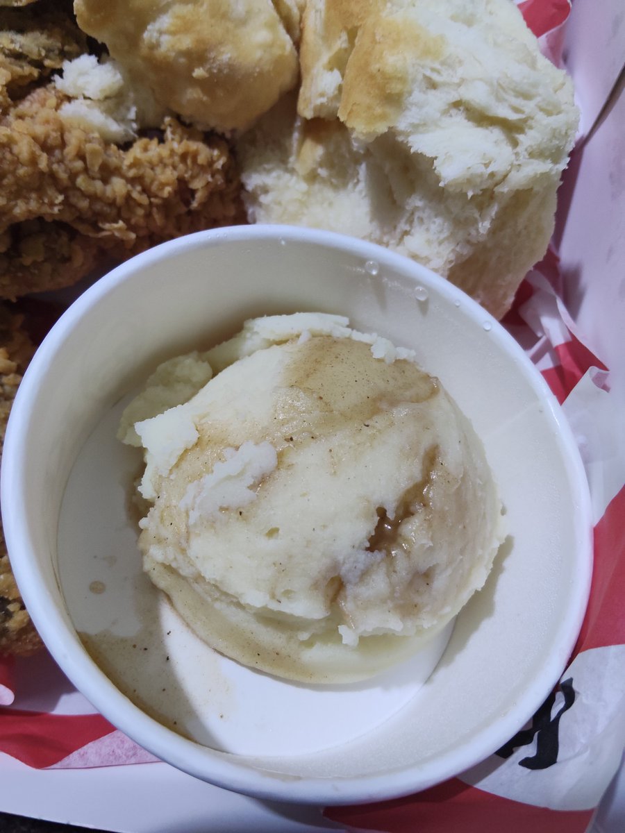 ReynosoSukey's tweet photo. Enserio @kfc @KFC_MEXICO  una vez me mandaron el pollo crudo, la otra sin salsitas, y ahora un desatrozo puré y un pan aplastado y destrozado???? Enserio? https://t.co/VLInwxydiH