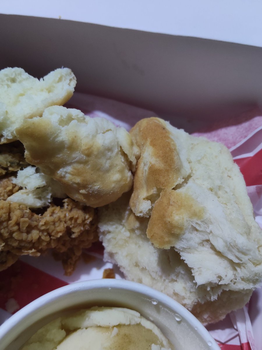 ReynosoSukey's tweet photo. Enserio @kfc @KFC_MEXICO  una vez me mandaron el pollo crudo, la otra sin salsitas, y ahora un desatrozo puré y un pan aplastado y destrozado???? Enserio? https://t.co/VLInwxydiH