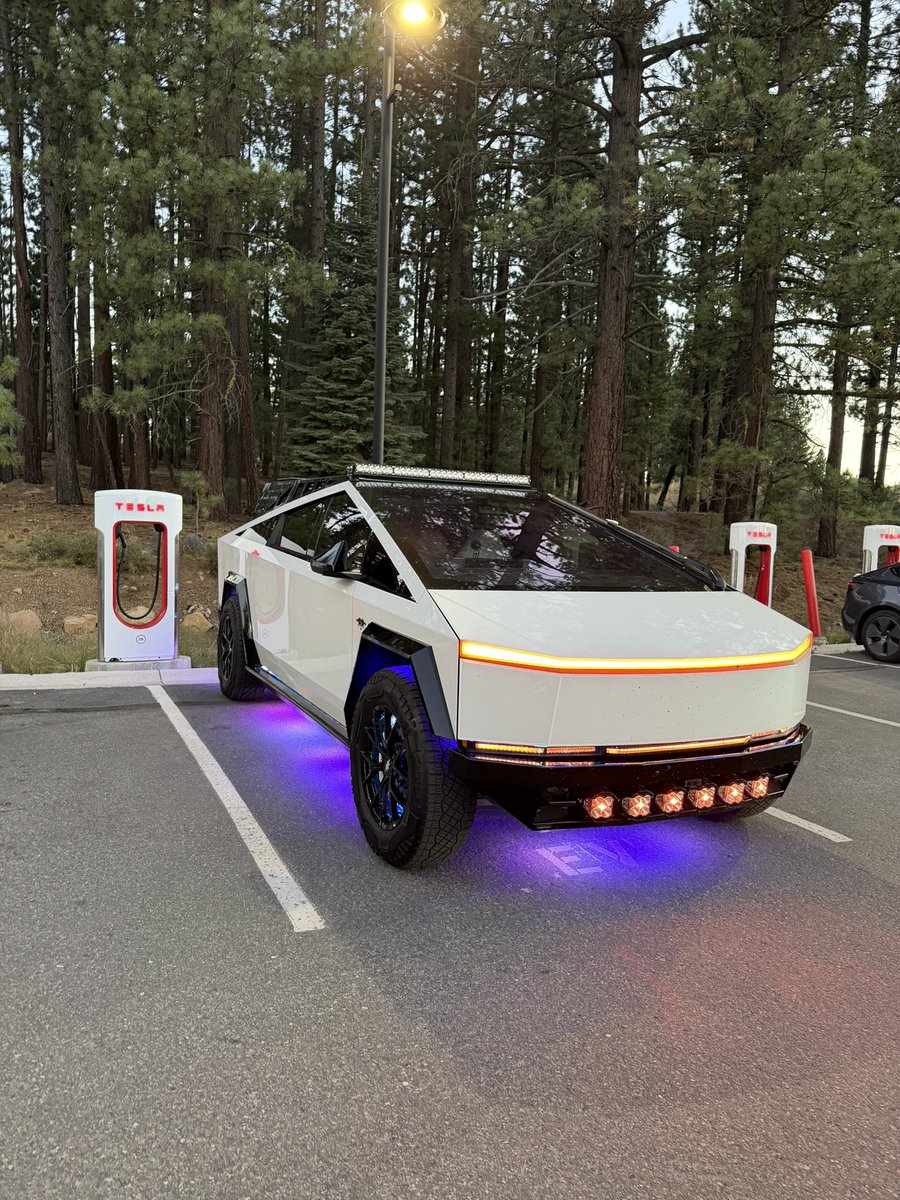 ThTslaDude's tweet photo. Getting 800 down and almost 70 up in Tahoe tonight with our Starlink Gen 3 Performance on the roof of our Beast, Charlie. I didn't even realize this was possible. New satellites? https://t.co/2tZWs2Rs7K https://t.co/e7rSm8LDIV