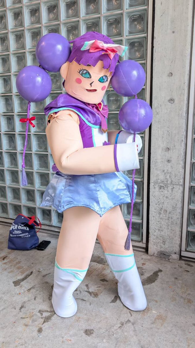 kakkies_corner1's tweet photo. ワンフェス2026summerは2人体制。コナンの探プリとのコラボで怪盗キッド変装キュアアンサーがそのものだったのでストフェス合わせで作ったアンサーにトランプ銃を持たせ、偽アンサー着ぐるみを新調。偽アンサーは劇中同様右手を外してチャカを構えられます。４枚目は実際はなかったチャカ構えあい。 https://t.co/qEh2nA5QWN