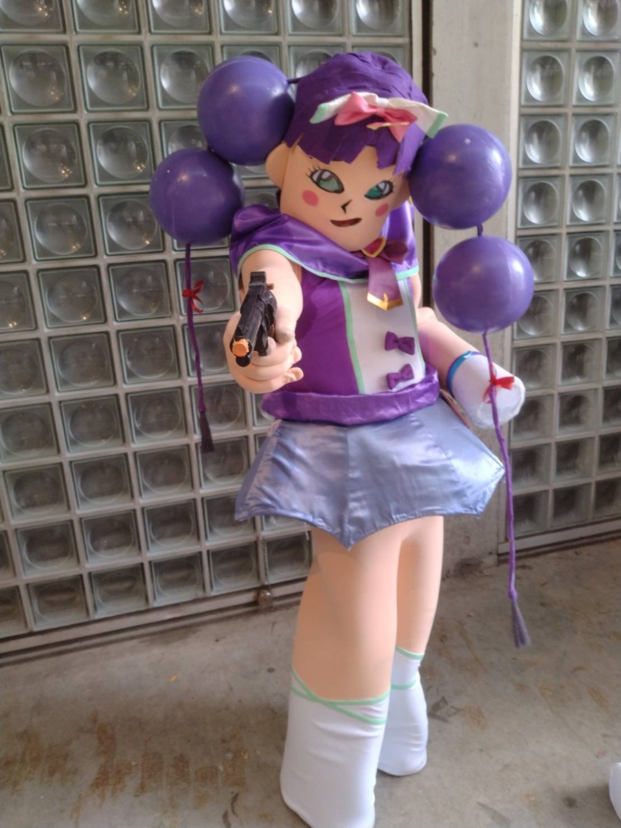 kakkies_corner1's tweet photo. ワンフェス2026summerは2人体制。コナンの探プリとのコラボで怪盗キッド変装キュアアンサーがそのものだったのでストフェス合わせで作ったアンサーにトランプ銃を持たせ、偽アンサー着ぐるみを新調。偽アンサーは劇中同様右手を外してチャカを構えられます。４枚目は実際はなかったチャカ構えあい。 https://t.co/qEh2nA5QWN