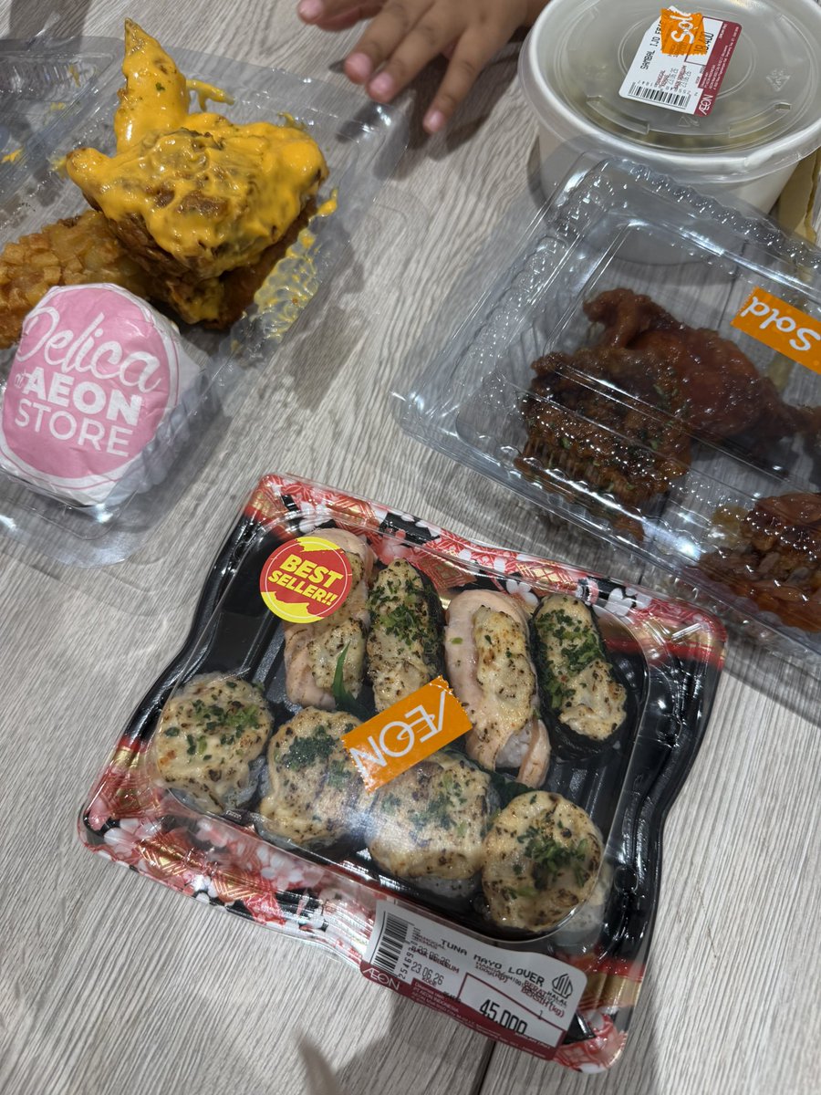yuriskaah's tweet photo. Macem-macem foto makanan &amp; minuman (yg telah diriku ini cicipi). Hobi banget foto makanan~ lebih banyak drpd selfieh. 

Niatnya pengen bisa fotoin makanan secara estetik, tapi tetep jeyek..

Ini contoh kamera bagus di tangan yang salah, padahal udh pake iphone 16pro wkwkw https://t.co/8DimLvwQby