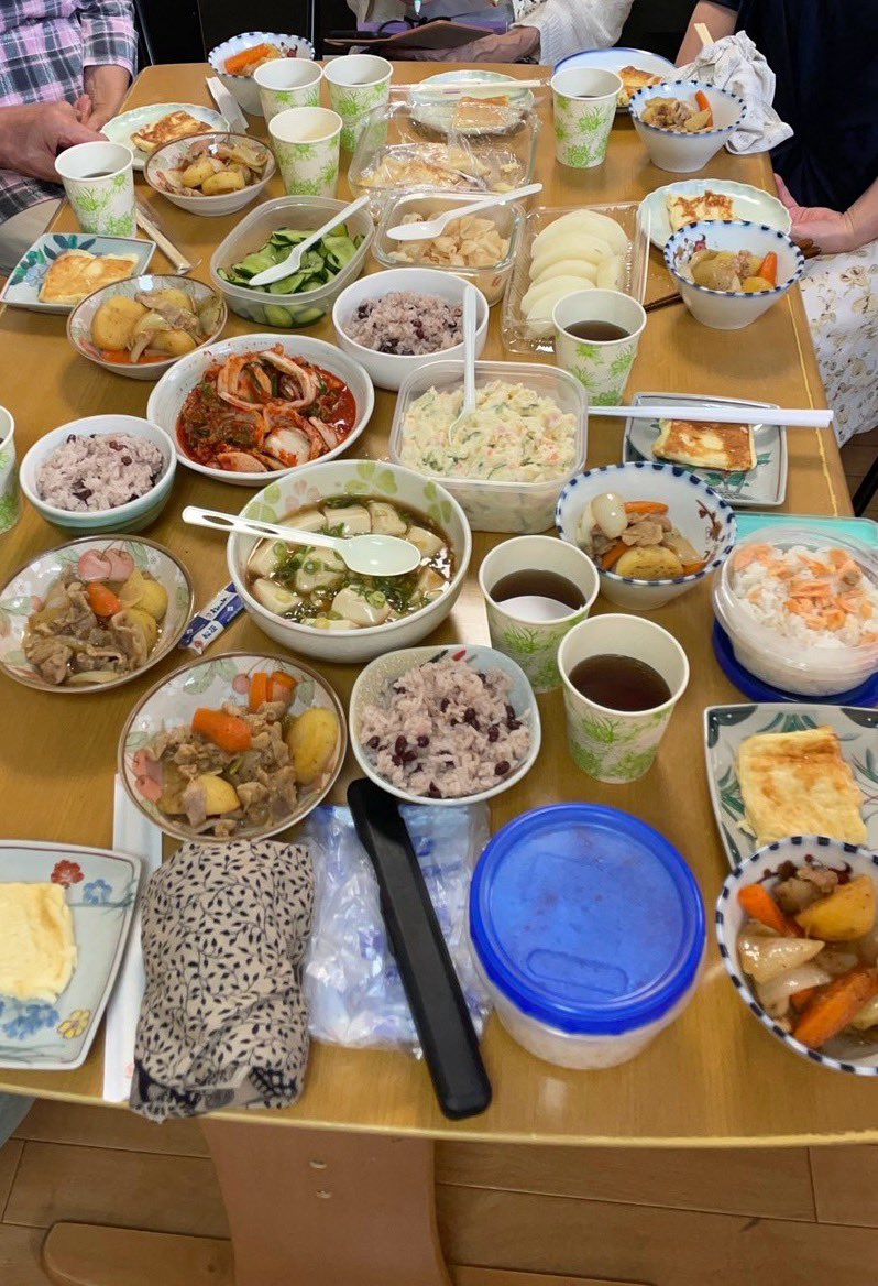 988shibatatsu's tweet photo. 26日(日)は我が家で、地域礼拝及び地域奉献礼式を行いました。
新しいみ言葉も、皆んなで訓読をして恵みを交換し、楽しくも意義深いひと時でした。その後、持ち寄られた食事を美味しく頂きました。 https://t.co/ww9zVVElM7