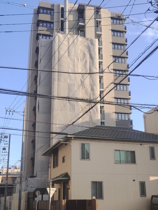 nagoyathematch's tweet photo. 名古屋新築マンション探訪 瑞穂区 桜山駅
【ジオ桜山グラン】阪急阪神不動産 定点観測  
13階建 36戸 https://t.co/zEZjBNTrOR　
駐車場32台（平置11台、機械式21台）

幕が取れ始めて、ある程度外観が分かるようになってきましたね。

写真1枚目、南東。東側は窓が小さく
写真2枚目、北側の方が窓が大きいですね。

◯第4期1次 / 予告広告 / 販売概要
販売開始予定7月下旬→8月上旬予定へ
戸数・価格未定　2LDK～4LDK　61.68㎡～90.56㎡