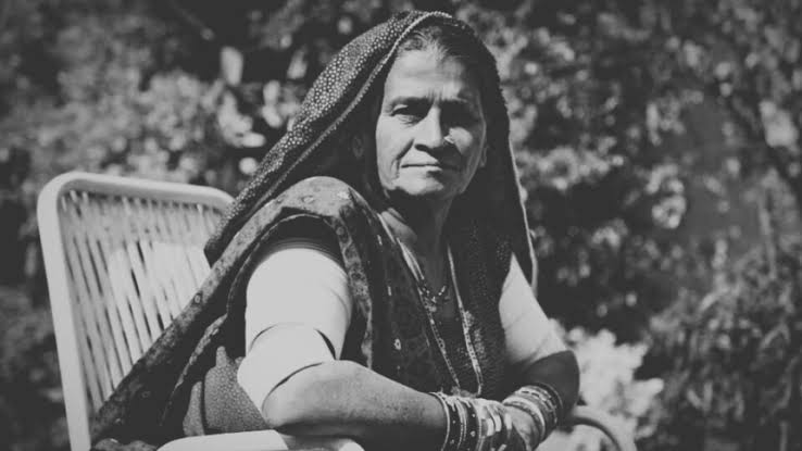 rubabbx's tweet photo. She spent 20 years as a bonded slave.

Then she spent 25 years freeing nearly 4,000 others.

Veeru Kohli. Jhudo, Sindh. 1964.
Hindu. Scheduled caste. Daughter of a landless Hari agricultural labourer.

Married at 16 into a family already bonded to a landlord over a loan that was never settled.
No matter how much they worked, the debt never went down.
It only grew.

Children beaten. Husband assaulted. Daughters threatened.
Every movement monitored by armed guards.

In 1998 she ran.

Got on a bus. Reached a safe village. Found her brothers. Collected money from family and friends to pay off the debt.

The landlord doubled it. Refused to release her family.

She did not go home. She went to the Human Rights Commission of Pakistan in Hyderabad.

The HRCP sent her to a senior police official in Umerkot.
Police accompanied her back to the landlord's property.
Inside: 40 people in bonded captivity.

They were freed that day.

She was free for the first time in 20 years.

She did not rest.

For the next 25 years she walked into feudal lords' private jails across Sindh and walked people out.
Nearly 4,000 Haris and brick kiln workers freed.
Muslim and Hindu both.
It did not matter to her.

She once removed her own silver bangles and gave them to a needy family so they could buy food.
In Hindu tradition, removing bangles is a sign of widowhood.
She gave them anyway.

2006. Indian activist Nirmala Deshpande invited her to speak at the World Social Forum in India.
2009. Los Angeles. The Frederick Douglass Freedom Award. 500 candidates. 26 countries. She won.
2013. She contested the general elections against PPP heavyweight Sharjeel Memon. She got 5,000 votes from a mud hut in Hyderabad with no electricity and no running water.

The Human Rights Commission of Pakistan said on her death: Her struggle inspired scores of labour rights activists not only in Pakistan but also abroad.

She died on 31st October 2023. In Tharparkar. Aged 59.

Buried in Jhudo. The same village where she was born into bondage.

She came home free.

Veeru Kohli.

Pakistan Zindabad. 🇵🇰
