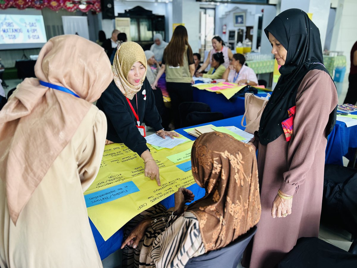 WFP_Philippines's tweet photo. In BARMM, indigenous &amp; rural women play a vital role in food production and community resilience. Through a workshop hosted by the @BangsamoroGovt, WFP and AGREA, with the support of @AECID_es, women partners strengthened their leadership &amp; communication skills to inspire change. https://t.co/0x8WFj6gP9