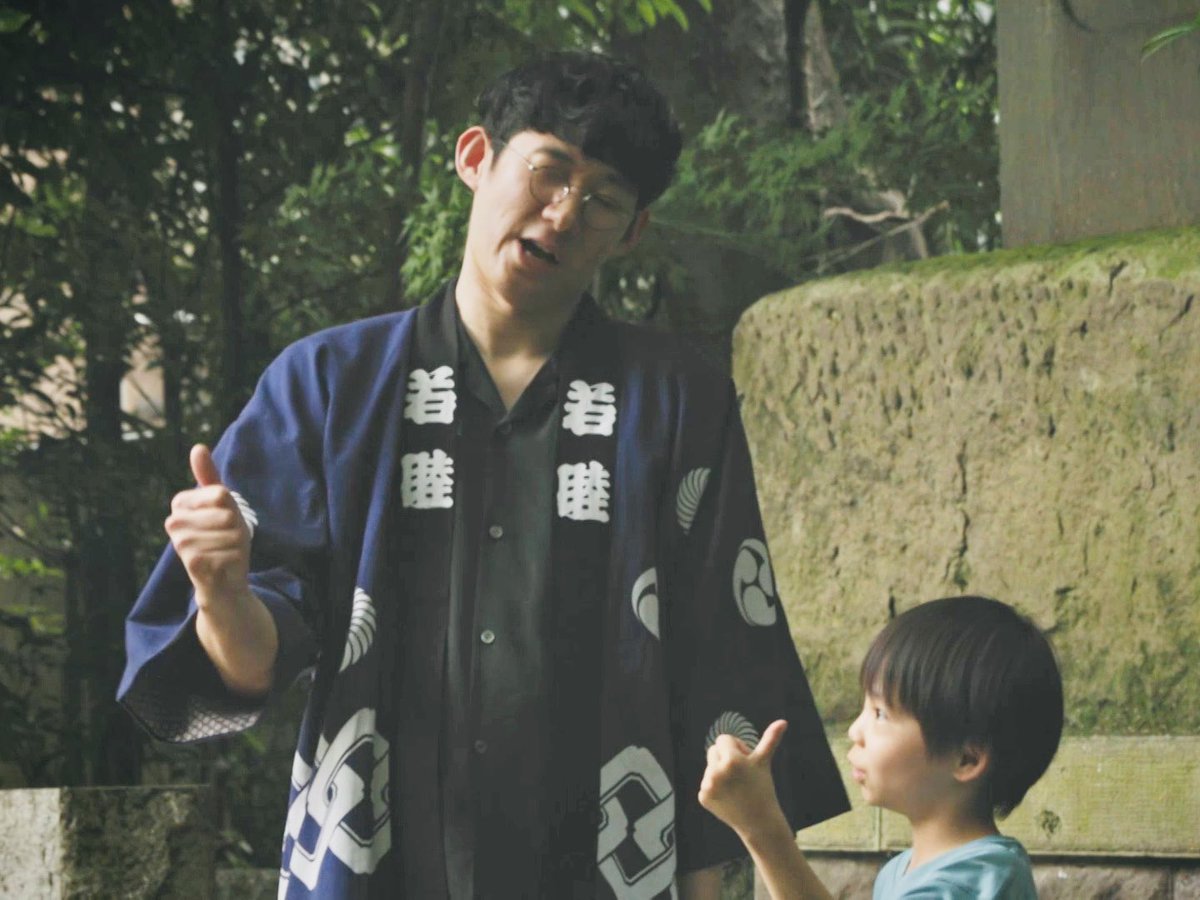 yoru_manzai's tweet photo. 【最終話｜夏祭り】TVer配信中🏮
▶️https://t.co/eIaE8wO5O5

「だるまさんが転んだ“2”、知ってる？」
迷子の少年に声をかけた、祭りを巡回するドウマエとウサギ。警戒する少年との距離を縮めようと、ドウマエが始めたのは、あまりにも不思議な“遊び”だった——。

#ロングコートダディ
#ナツノマンザイ https://t.co/nariSuD49G