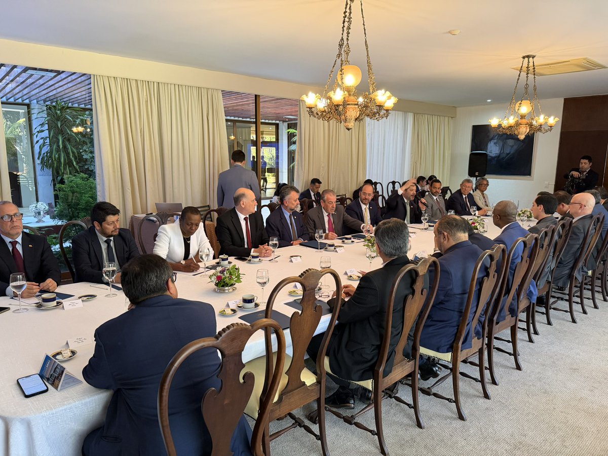 cgarciadealba's tweet photo. Gran Honor encontrar&amp;conversar Ex Presidente Chile @EduardoFrei_ en visita trabajo @Brasilia_DF Gracias Emb Chile en Brasil @ItamaratyGovBr @issakortg por recibirnos.A nombre Embajadores América Latina&amp;Caribe #GRULAC reconocí trayectoria&amp;contribuciones nuestra región.@EmbaMexBra. https://t.co/T2nzJDa4fn