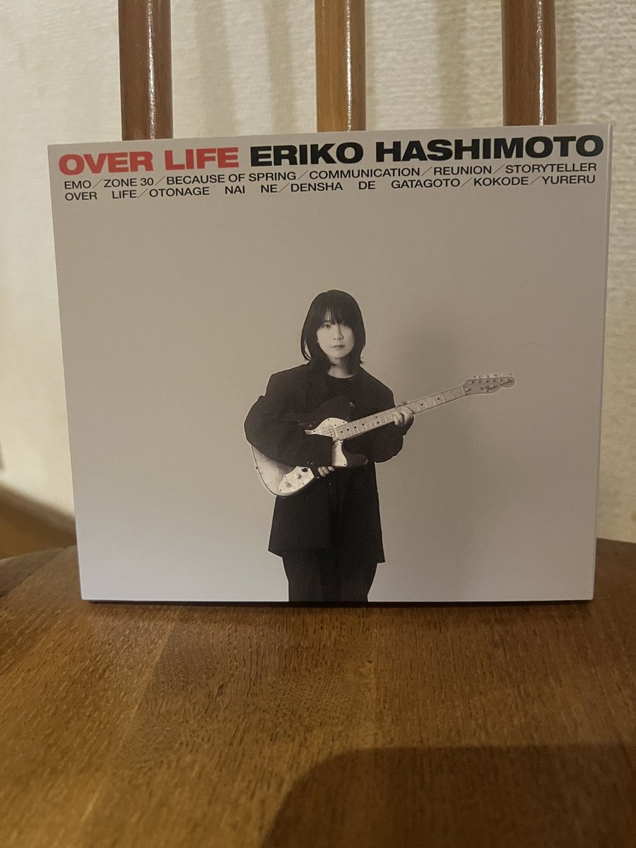 kumikon_drum's tweet photo. えっちゃん『OVER LIFE』発売おめでとう！毎日の生活に浸透して、懐かしんだり、ぐっと背中押されたり。初の曲先すごい！「思い出は強いから負けてもしょうがない」「未来はふきっさらし」「私ってバンクシー」「ここで何が言える？」新鮮に言葉が刺さったよ。
@HashimotoEriko_ https://t.co/ACY4fUi6hl