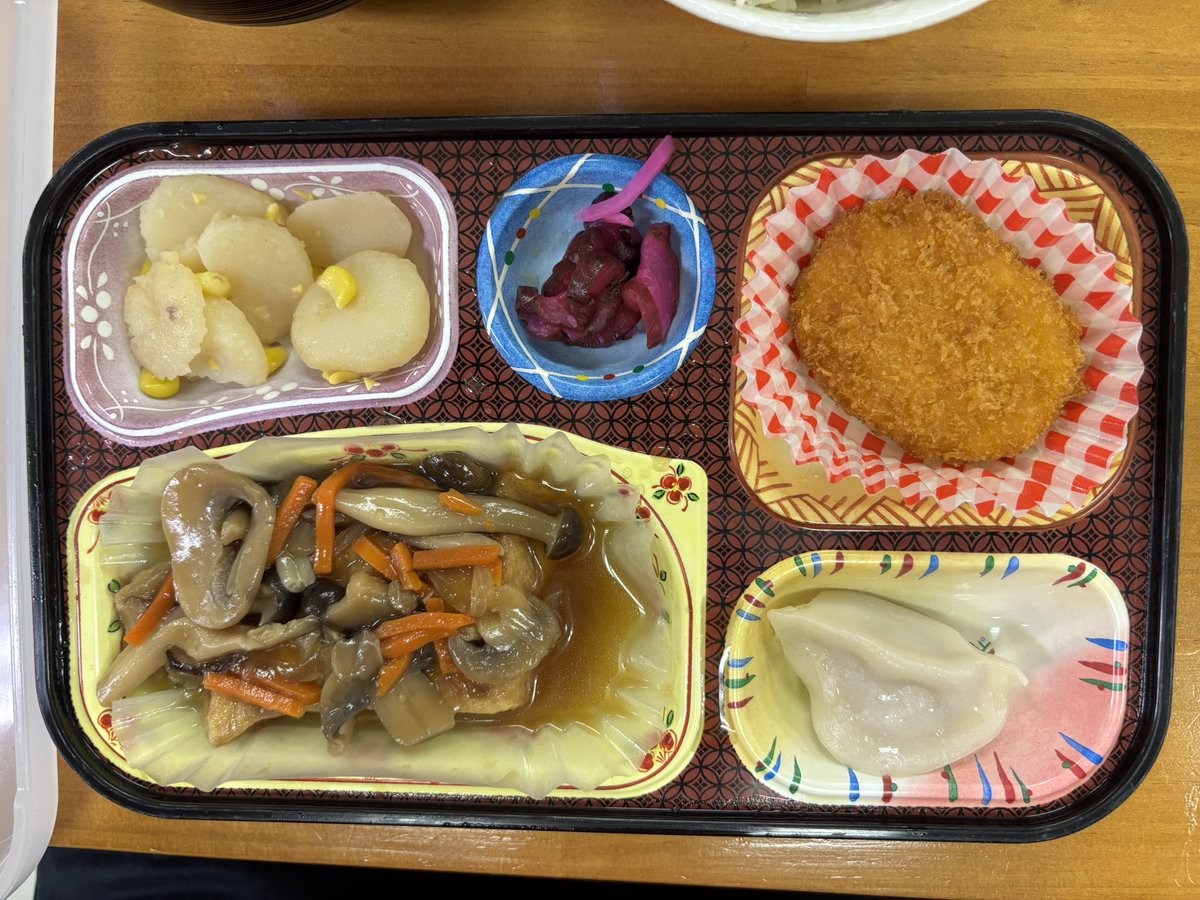liga8's tweet photo. 今日は揚げ物ありです。ミニコロッケです。主菜は野菜あんかけ厚揚げでした。

今のところはそんなに暑くないです。北東北地方が梅雨明けすると見られる8月頭位から、暑くなると予想しています。どうなるでしょう? https://t.co/fgjBdu1OIz