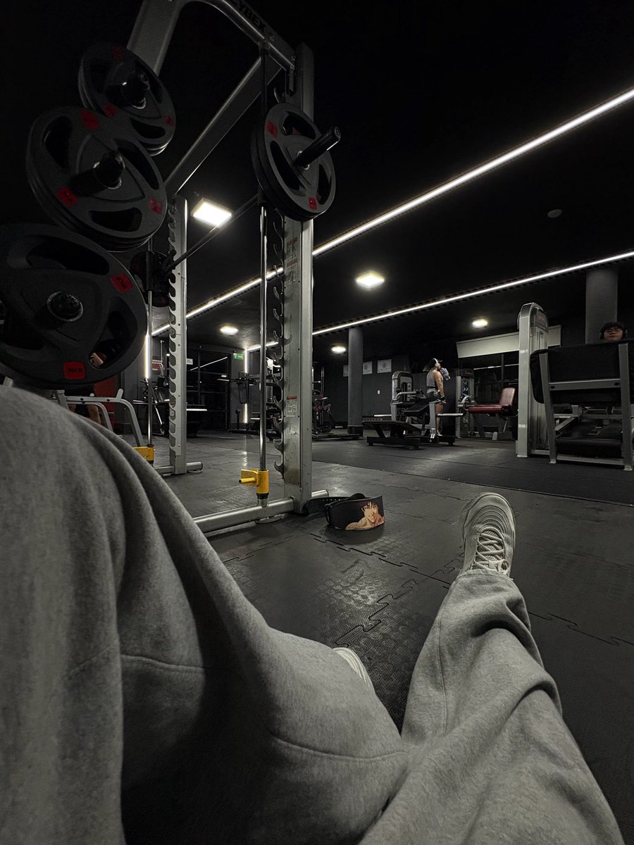 painedagony's tweet photo. yeuuup — the < reader > guessed it. PTSD and cold sweats got him up late at the gym pushing heavy metal until he gets tired. https://t.co/qvGu7Nfvbb
