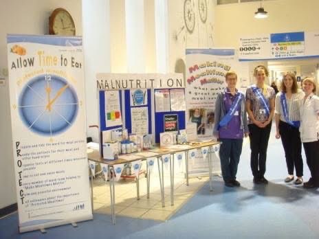 NHWeek's tweet photo. Image of the Week : Time to Eat part of Derriford Hospital, Plymouth Hospitals Trust Mealtimes Matter theme during the week was ensuring patients have time to eat their meals. #NHWeek https://t.co/v3gcv7ISAW