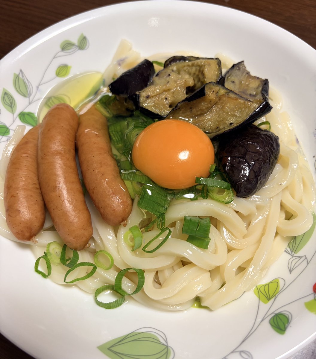 fiore_rosso_FF's tweet photo. ボリュームアップに揚げナスとシャウエッセン追加。 https://t.co/UyhPZs6UMV
