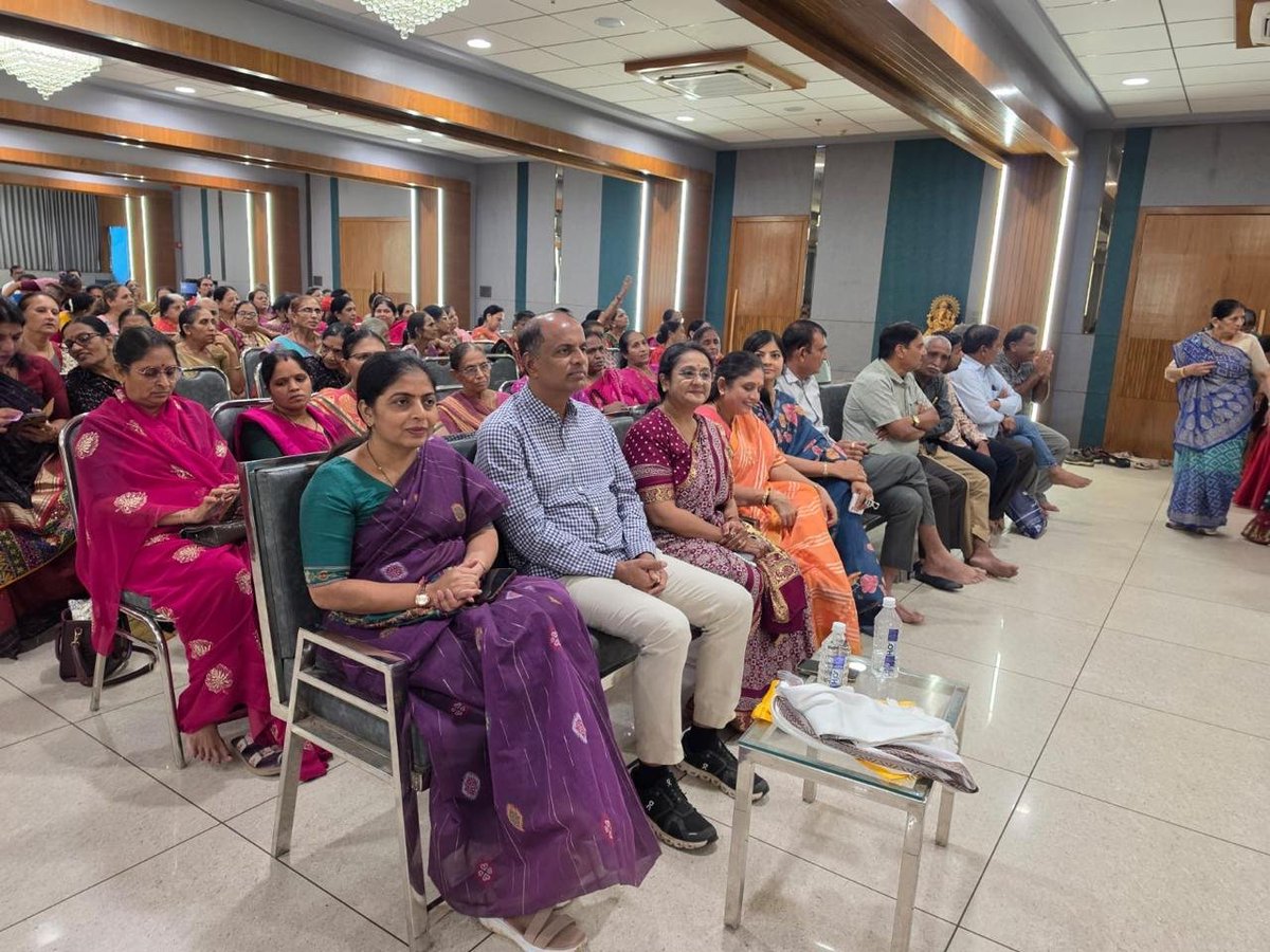 Ashishdavebjp's tweet photo. સેક્ટર–૨૧ સ્થિત શ્રી સિદ્ધિવિનાયક મંદિર ખાતે વોર્ડ નં. ૫ દ્વારા નગરસેવિકા શ્રીમતી હેમાબેન ભટ્ટના સહયોગથી આયોજિત ભજન અને કીર્તનની ભક્તિમય સ્પર્ધા નિહાળી, ભજન-કીર્તન દ્વારા આપણી સંસ્કૃતિ અને આધ્યાત્મિક પરંપરાના ગુણગાન ગાનાર તમામ સંસ્કૃતિના વાહકોને હાર્દિક અભિનંદન અને શુભેચ્છાઓ પાઠવી.
