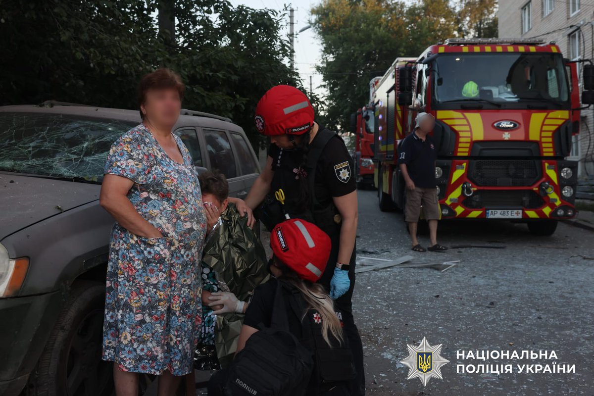 NPU_GOV_UA's tweet photo. 🛑росіяни вкотре атакували Запоріжжя КАБами, загинув чоловік - на місцях ударів працює поліція

На світанку окупанти вдарили по цивільному сектору керованими авіабомбами. Загинув 67-річний містянин. Також наразі відомо про 22-річного пораненого. Його деблокували з-під завалів. https://t.co/vijMtGQQjC