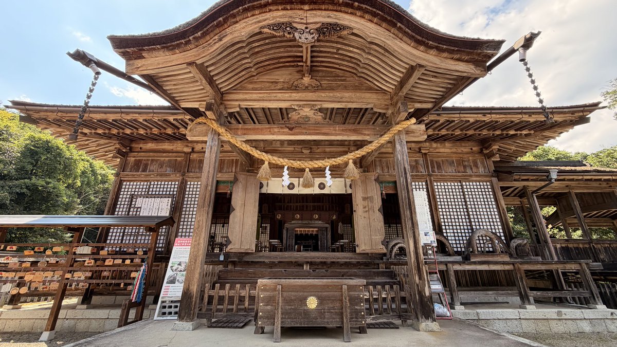 toritori_corn's tweet photo. #全国一の宮巡拝 #御朱印 #美作国 #中山神社 #鏡作神 #石凝姥神 #天糠戸神 

美作国一の宮 中山神社

〒708-0815
岡山県津山市一宮695

全国一の宮 28/102社目・30/108か所目

御祭神
鏡作神

相殿神
石凝姥神
天糠戸神

末社

猿神社
猿田彦神

総神殿
山上山下120社を合祀

国司社
大国主命
社殿横に鉾立石があり国難の際
本殿に移し祈念された

御先社
中山の神の祖神を祀る
一般に稲荷神として信仰