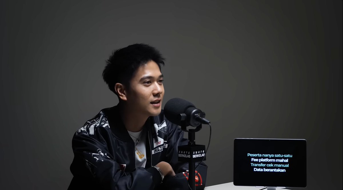 LambeSahamjja's tweet photo. alasan iqbal sekolah di luar negeri dulu:
- sadar mulai "sombong" di usia 15, takut kalau dibiarkan makin parah
- udah punya banyak hal yang teman sebaya nggak punya
- cari tempat yang nggak ada yang kenal dia
- ingin rebranding & mulai dari nol
- pilih sekolah isinya murid 90 negara, semua punya "titel" sendiri jadi setara, nggak ada gunanya flexing
- ingin merasakan jadi remaja biasa, lepas dari beban nama besar