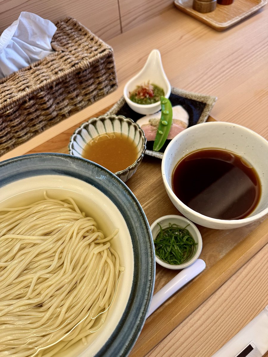 crazy13B's tweet photo. てしおの冷やしキタぜ！今年も醤油煮干しタレと梅塩カツオのタレの２種　
食べ方はfreestyleで🤞
そのまま食べてもよしな昆布水に浸かった麺も去年よりブラッシュアップされて旨すぎるぜ！大盛りにしてもつけ汁めっちゃ余っちゃうから次回特盛で食べてみたいかな🤔
#らーめんてしお　#冷やしつけ麺 https://t.co/fOTJrHxZVZ