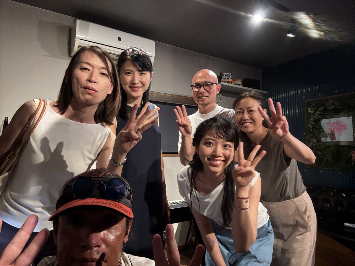 ypvMr9F5ZpUqdtr's tweet photo. お久しぶりになります
ご縁があって以来　公私ともに仲良くさせて頂いてる玉稀さんが　ライブで歌を初披露しました
音楽やってみたいというお話しは当初からお聞きしておりましたが　その一歩が現実的に難しい。色々なご縁のある中　自身で一歩踏みだした事に👏私もできる範囲で応援したいと思います https://t.co/diA6QTxvgu