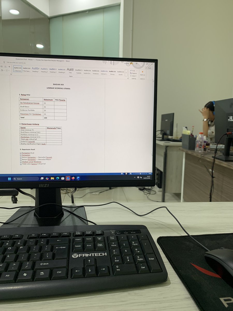 aprilrubyy's tweet photo. kira kira oke ga ya kalo aku berdiri ditengah tengah lalu berteriak "pecahkan saja gelasnya biar ramai" https://t.co/iOGM0fdoLI