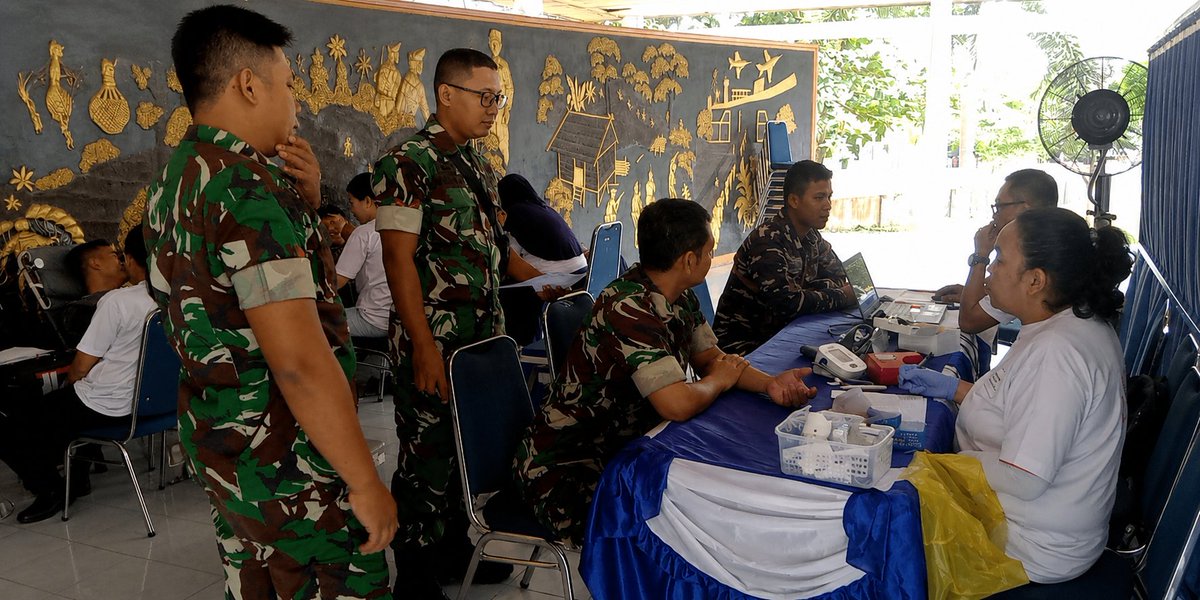KodimPbn's tweet photo. Pangkalan Bun – Personel Kodim 1014/Pangkalan Bun mengikuti kegiatan donor darah dalam rangka memperingati Hari Bakti TNI Angkatan Udara (AU) ke-79 yang digelar pada Senin (27/7/2026) di Monumen Palagan Sambi (Bundaran Pancasila), Pangkalan Bun. https://t.co/yGJjBONZvs