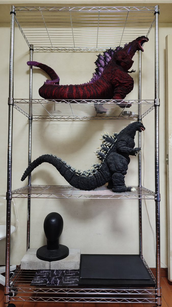 610Anman's tweet photo. 部屋に帰るとギガサイズのゴジラやガメラの存在感が凄い。 https://t.co/FIJojexIyr