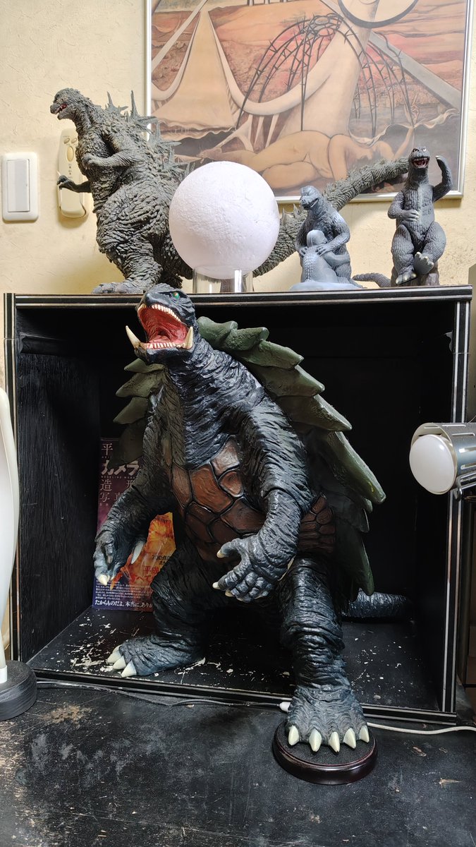 610Anman's tweet photo. 部屋に帰るとギガサイズのゴジラやガメラの存在感が凄い。 https://t.co/FIJojexIyr