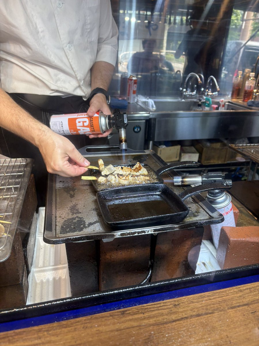 moya_tera's tweet photo. 『とんぼや』
築地市場駅周辺のグローバルな店主のこちらのお店。
マグロステーキと生のお得セットを発注です。
ホロホロの鮪を目の前で調理してくれますよ。
自家製のタレでも美味しいが脂身がたっぷりの為コショウ、レモン、七味で味変。
さっぱりとするので鮪の旨味を堪能できますよ。
〜モヤてら〜 https://t.co/rKSuhGSiez