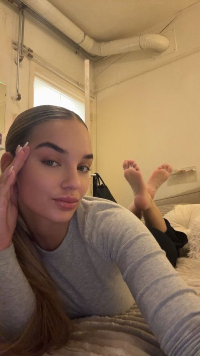 Domsadique23's tweet photo. Bon début de semaine j’ai besoin d’un bon chien 🐶 qui serait capable lécher mes pieds sur 24heure 🔥

#Findom #Finsub #Soumis #Domina
#Slowdrain #Moneymiss #Moneyslave #Pieds  #Fetichiste #paying #slave #femdom https://t.co/jN11J0USU7