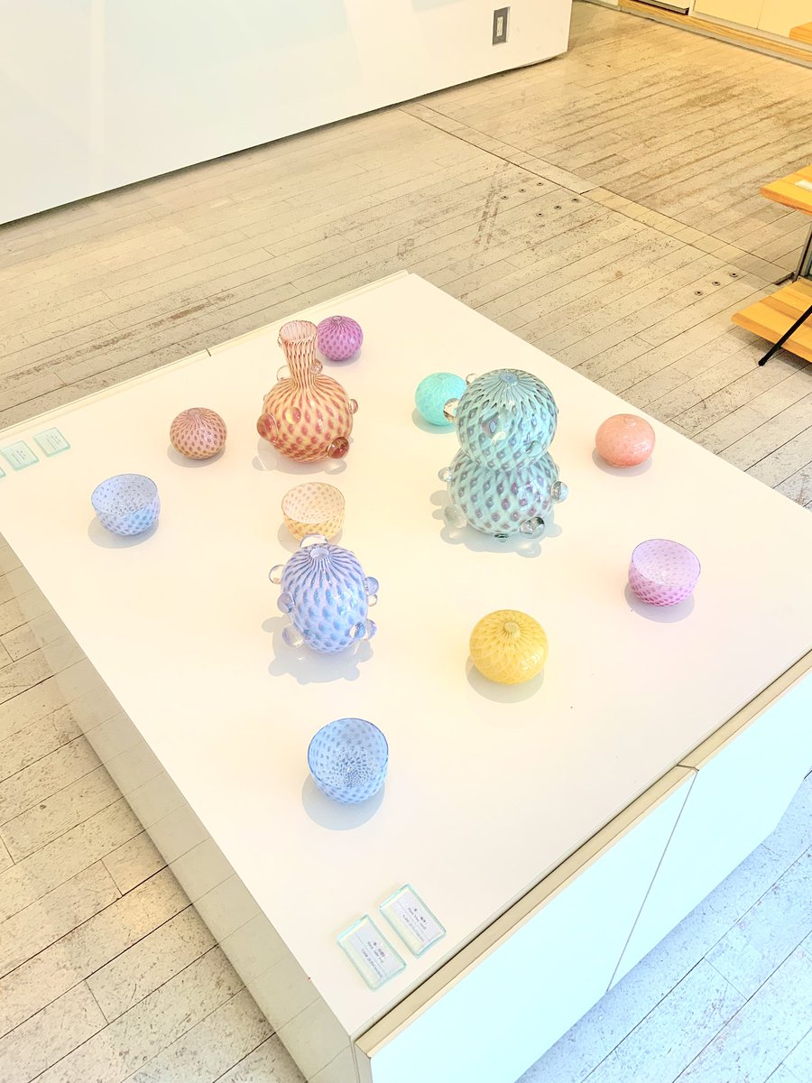 spaceyui's tweet photo. はじまりました！
宮本さん本日17:00頃まで在廊されております。

宮本崇輝  ガラス展   「華  -Hana-」
2026年7月27日(月) ～ 8月5日(水)　 (8/2 日曜休廊)
12:00 ～ 19:00　(最終日17:00迄)
作家在廊日　7/27月（〜夕方）, 8/1土, 8/4火（夕方～）,8/5水

ふと立ち止まり、こころ動かされる。
何かが大きく変わったわけではない。
けれど、気持ちは少し晴れやかだ。
何やら少し華やかだ。
そんなささやかなきっかけをつくりたい。
そのきっかけを「華」と名付ける。

数色の色ガラスを重ねて生まれる色彩はとても豊かで華があります。この特徴から生み出した模様を使用し、器をメインに発表致します。日々に少しの潤いを。

宮本崇輝 Takaki Miyamoto
経歴
2010  多摩美術大学工芸学科ガラス専攻 卒業
高橋禎彦グラススタジオ
2011‾15 あづみ野ガラス工房
2016  Tobias Mohl & Trine Drivsholm Glas（デンマーク）
2017  The Royal Danish Academy アーティストインレジデンス（デンマーク）
2018‾21 富山ガラス造形研究所 助手
2021‾25 富山ガラス工房
2025‾ 富山ガラス造形研究所 講師

受賞歴
2012,15,18,20,23,26 現代ガラス展（山口） 入選
2017 公益財団法人野村財団 芸術文化助成
2019 国際ガラス展・金沢2019（金沢） 入選
2021 国際工芸アワードとやま（富山） 特別賞
2025 金沢・世界工芸トリエンナーレ　入選