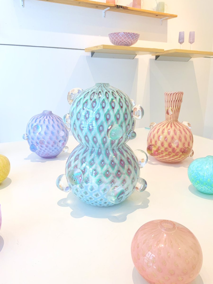 spaceyui's tweet photo. はじまりました！
宮本さん本日17:00頃まで在廊されております。

宮本崇輝  ガラス展   「華  -Hana-」
2026年7月27日(月) ～ 8月5日(水)　 (8/2 日曜休廊)
12:00 ～ 19:00　(最終日17:00迄)
作家在廊日　7/27月（〜夕方）, 8/1土, 8/4火（夕方～）,8/5水

ふと立ち止まり、こころ動かされる。
何かが大きく変わったわけではない。
けれど、気持ちは少し晴れやかだ。
何やら少し華やかだ。
そんなささやかなきっかけをつくりたい。
そのきっかけを「華」と名付ける。

数色の色ガラスを重ねて生まれる色彩はとても豊かで華があります。この特徴から生み出した模様を使用し、器をメインに発表致します。日々に少しの潤いを。

宮本崇輝 Takaki Miyamoto
経歴
2010  多摩美術大学工芸学科ガラス専攻 卒業
高橋禎彦グラススタジオ
2011‾15 あづみ野ガラス工房
2016  Tobias Mohl & Trine Drivsholm Glas（デンマーク）
2017  The Royal Danish Academy アーティストインレジデンス（デンマーク）
2018‾21 富山ガラス造形研究所 助手
2021‾25 富山ガラス工房
2025‾ 富山ガラス造形研究所 講師

受賞歴
2012,15,18,20,23,26 現代ガラス展（山口） 入選
2017 公益財団法人野村財団 芸術文化助成
2019 国際ガラス展・金沢2019（金沢） 入選
2021 国際工芸アワードとやま（富山） 特別賞
2025 金沢・世界工芸トリエンナーレ　入選