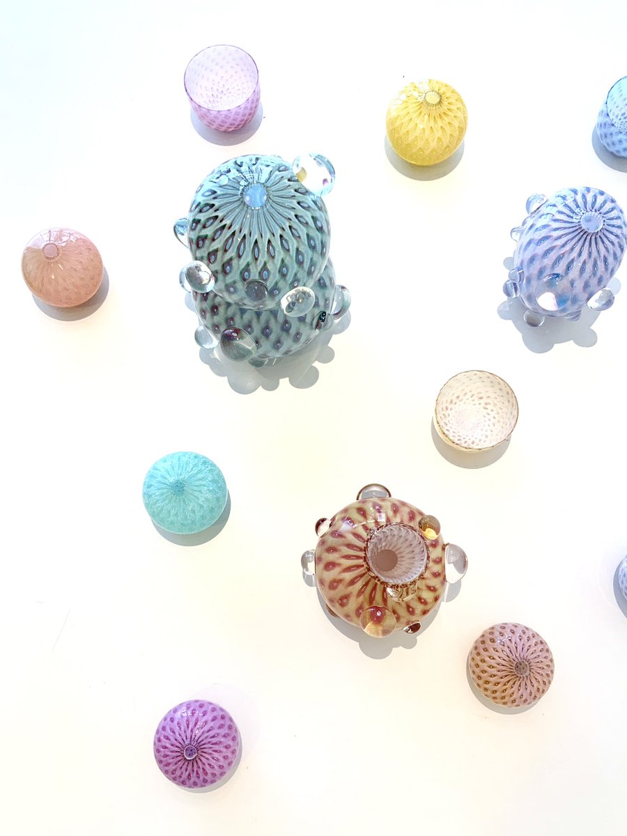 spaceyui's tweet photo. はじまりました！
宮本さん本日17:00頃まで在廊されております。

宮本崇輝  ガラス展   「華  -Hana-」
2026年7月27日(月) ～ 8月5日(水)　 (8/2 日曜休廊)
12:00 ～ 19:00　(最終日17:00迄)
作家在廊日　7/27月（〜夕方）, 8/1土, 8/4火（夕方～）,8/5水

ふと立ち止まり、こころ動かされる。
何かが大きく変わったわけではない。
けれど、気持ちは少し晴れやかだ。
何やら少し華やかだ。
そんなささやかなきっかけをつくりたい。
そのきっかけを「華」と名付ける。

数色の色ガラスを重ねて生まれる色彩はとても豊かで華があります。この特徴から生み出した模様を使用し、器をメインに発表致します。日々に少しの潤いを。

宮本崇輝 Takaki Miyamoto
経歴
2010  多摩美術大学工芸学科ガラス専攻 卒業
高橋禎彦グラススタジオ
2011‾15 あづみ野ガラス工房
2016  Tobias Mohl & Trine Drivsholm Glas（デンマーク）
2017  The Royal Danish Academy アーティストインレジデンス（デンマーク）
2018‾21 富山ガラス造形研究所 助手
2021‾25 富山ガラス工房
2025‾ 富山ガラス造形研究所 講師

受賞歴
2012,15,18,20,23,26 現代ガラス展（山口） 入選
2017 公益財団法人野村財団 芸術文化助成
2019 国際ガラス展・金沢2019（金沢） 入選
2021 国際工芸アワードとやま（富山） 特別賞
2025 金沢・世界工芸トリエンナーレ　入選