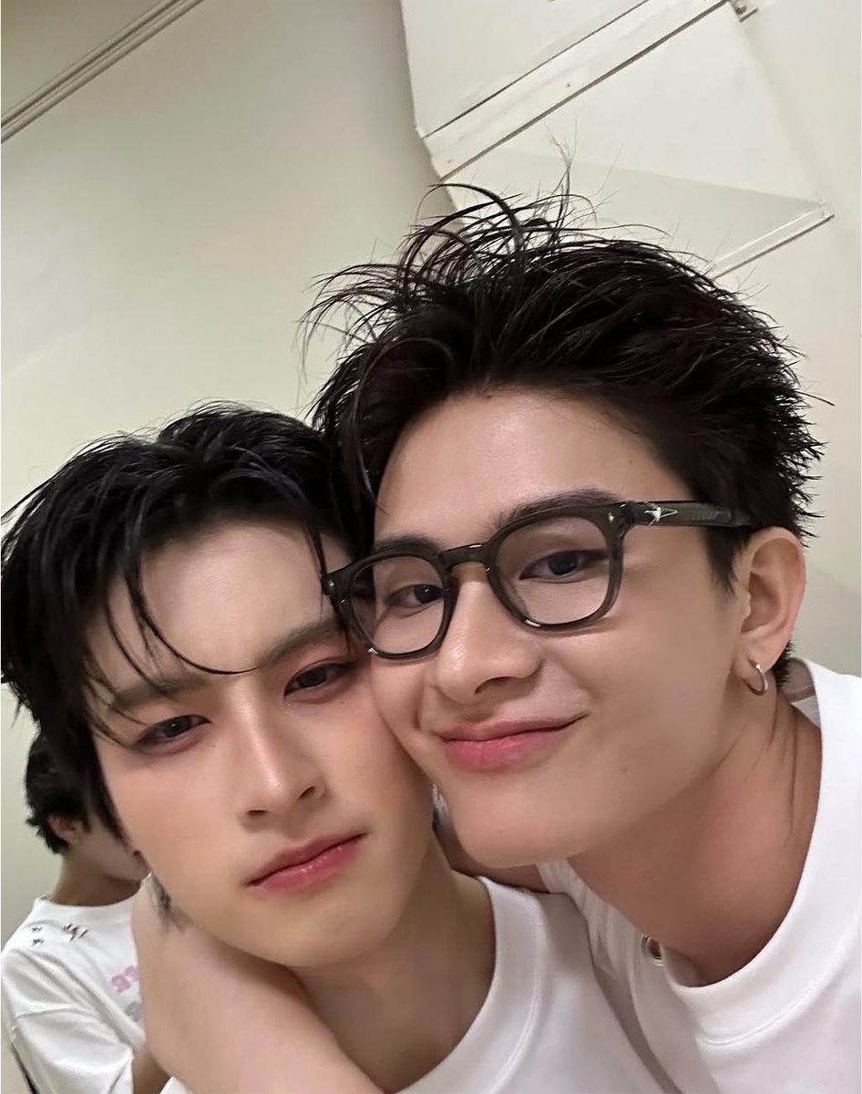 kimjongaa's tweet photo. น่ารักที่สุดในโลก แก้มติดกันด้วยย🥺 https://t.co/j6YQe1qI4e