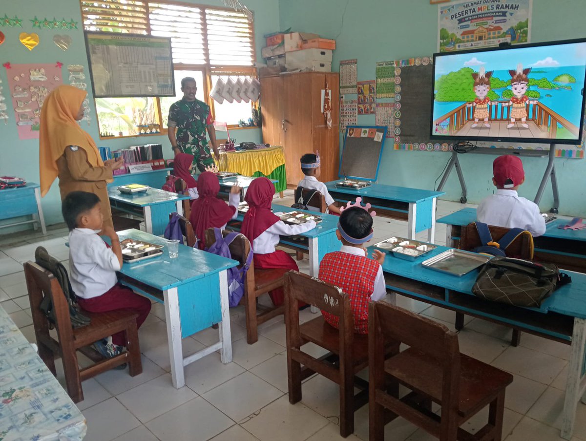 WajoKodim's tweet photo. Babinsa Koramil 1406-05/Majauleng dampingi penyaluran Makan Bergizi Gratis di SDN 346 Limpomajang
#tniad
#dispenad
#puspentni
#Kodam Hasanuddin
#Korem 141 Toddopuli https://t.co/XSv97Xjun1