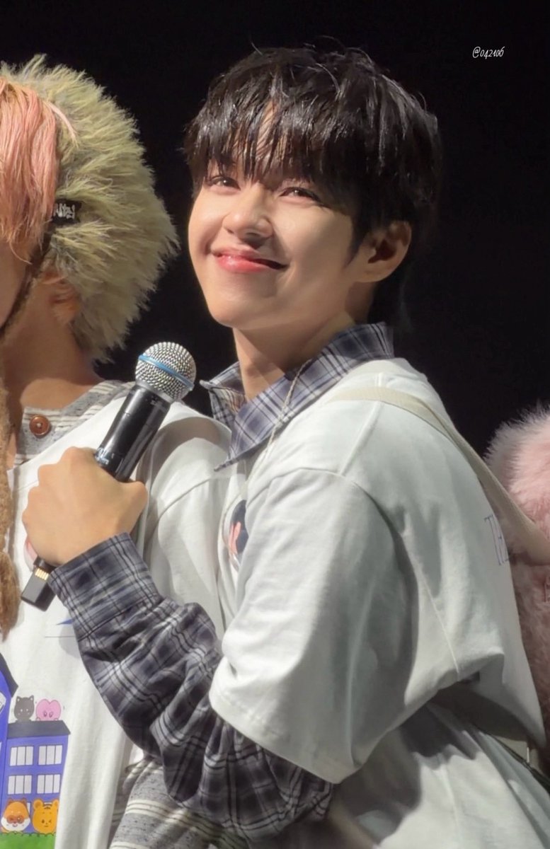 jaeyence's tweet photo. that smile... that damn smile https://t.co/pH34J6UZBX