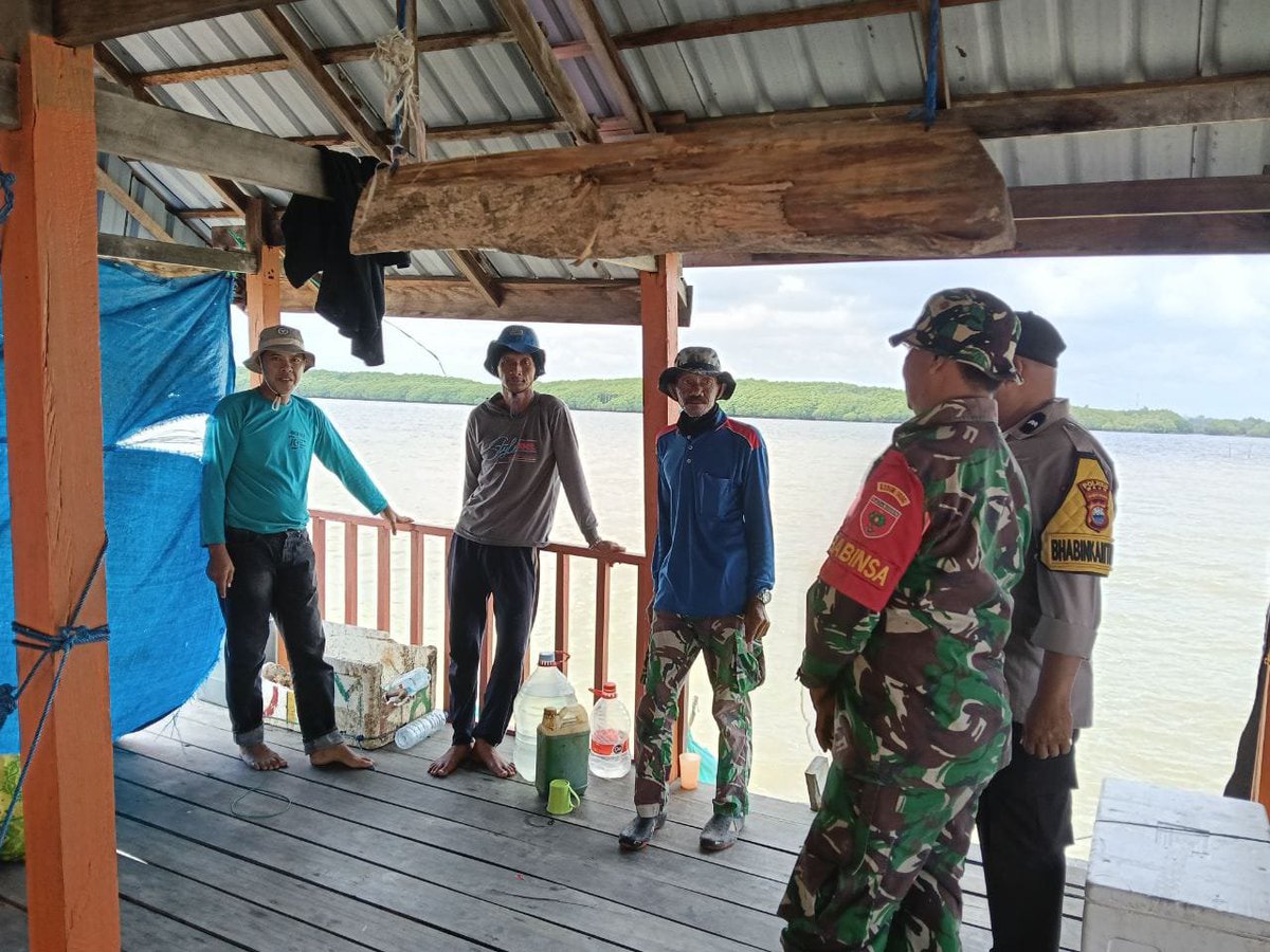 WajoKodim's tweet photo. Babinsa Koramil 1406-07/Takkalalla laksanakan Komsos bersama Bhabinkamtibmas dan aparat desa bahas keamanan perairan
#tniad
#dispenad
#puspentni
#Kodam Hasanuddin
#Korem 141 Toddopuli https://t.co/wCTRqH8jhx