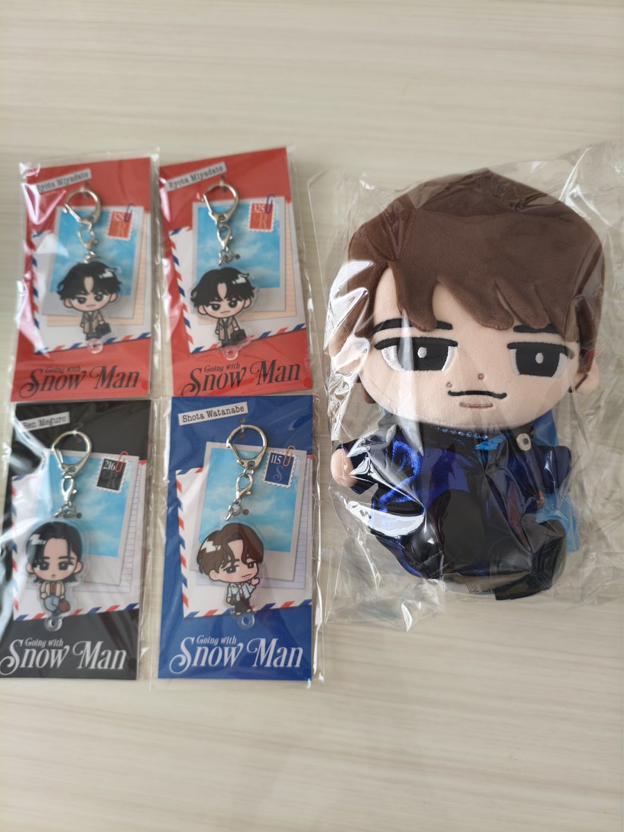 spring_snow_3's tweet photo. 10月のお届けまで我慢出来なくて、ファミクラへ買いに行っちゃった🚶‍♀️
舘様アクキー1つは息子行き。
しょぴぬいは今回は買わないつもりだったけど、だてぬいと並べたくなったため買ってしまった😆
でも、だてぬいはしばらく来ない🤣
とりあえず、前のだてぬいと並べておきます❤💙 https://t.co/S3xAtSN57h