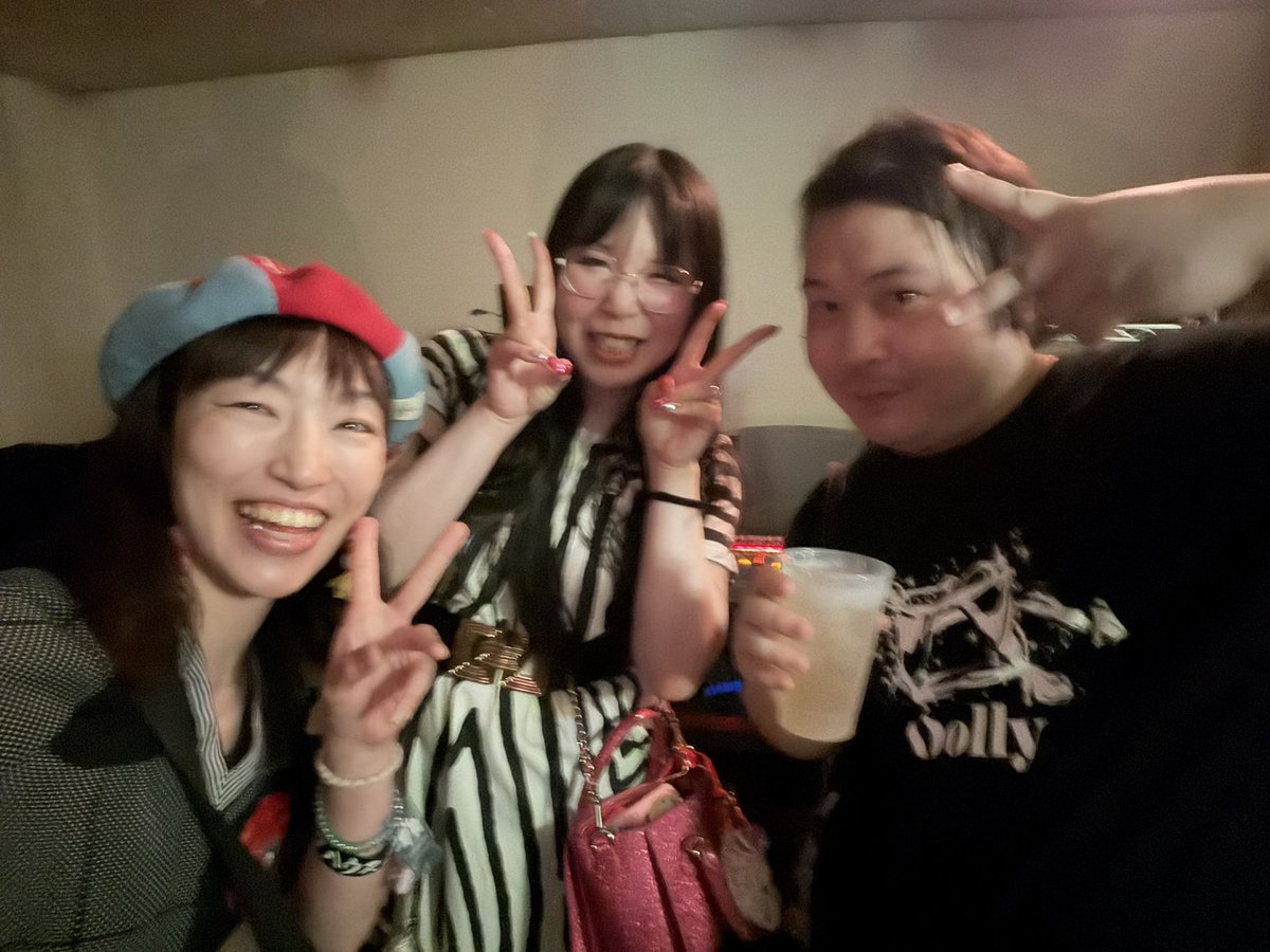 D30ThFQsmsxiDGH's tweet photo. しゅん君、おめでとう🎉
奥さんのハイネちゃんのTakkar君との写真。主役おらんけど。
Takkar君、BtoBありがとー。
どどんさんのマグロ美味しかったー。 https://t.co/vJAPcVwx1f