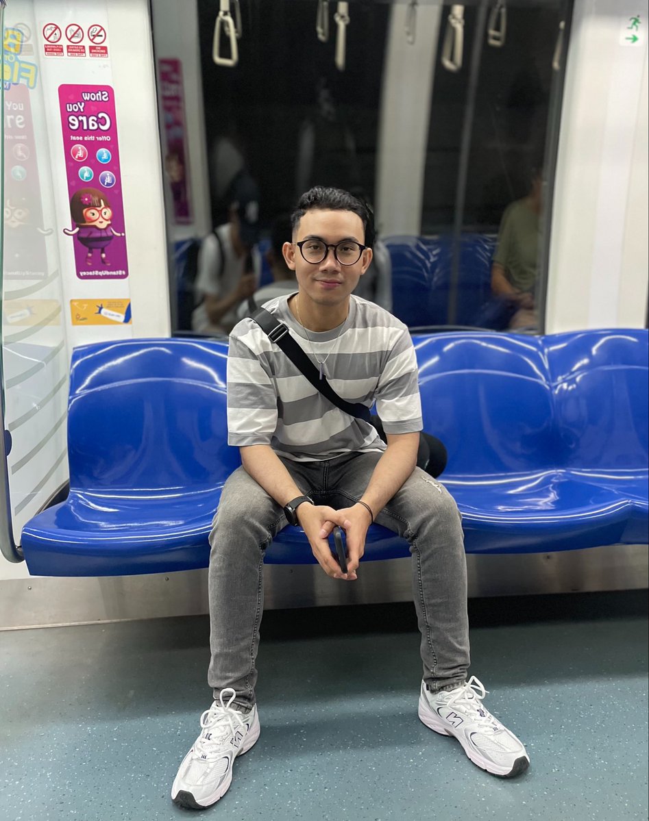 thunderthieff's tweet photo. foto apapun asalkan di transportasi umum🚇 https://t.co/N56f1rvgmU