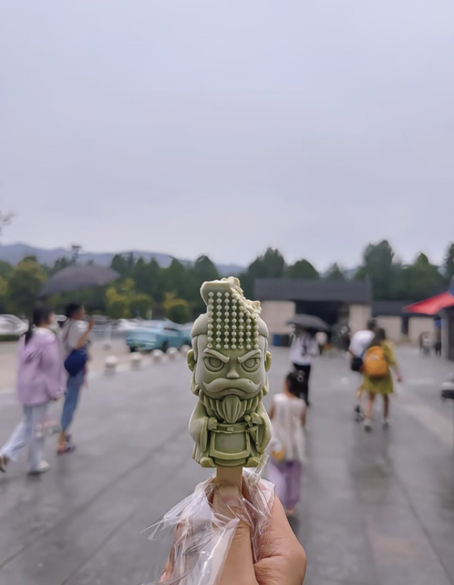 llihcnmadmi2's tweet photo. The shape of this ice cream is that of the Terracotta Army figures in the Qin Dynasty, specifically that of Emperor Qin Shi Huang( the king). This wonder is regarded as the eighth wonder of the world and is located in Xi'an. https://t.co/e4uOaWmuuE