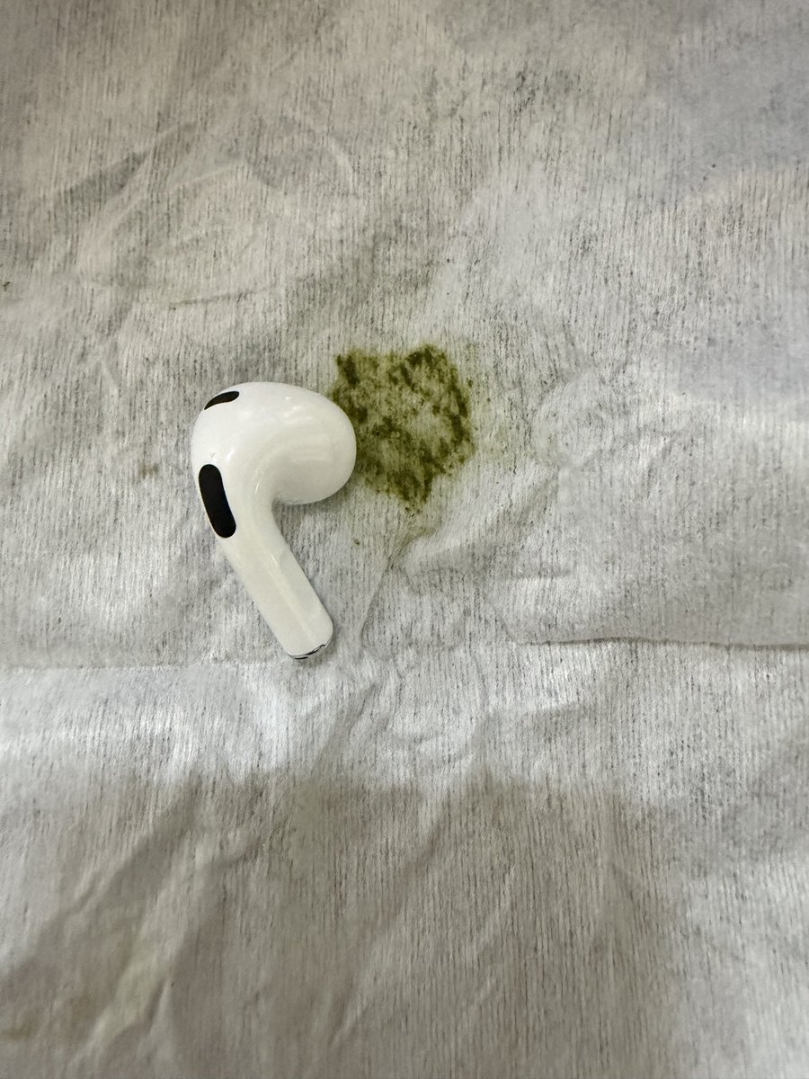 RTillyas2's tweet photo. イヤホン緑茶🍵にポチャンした😭😭😭 https://t.co/OhPLazMEeO