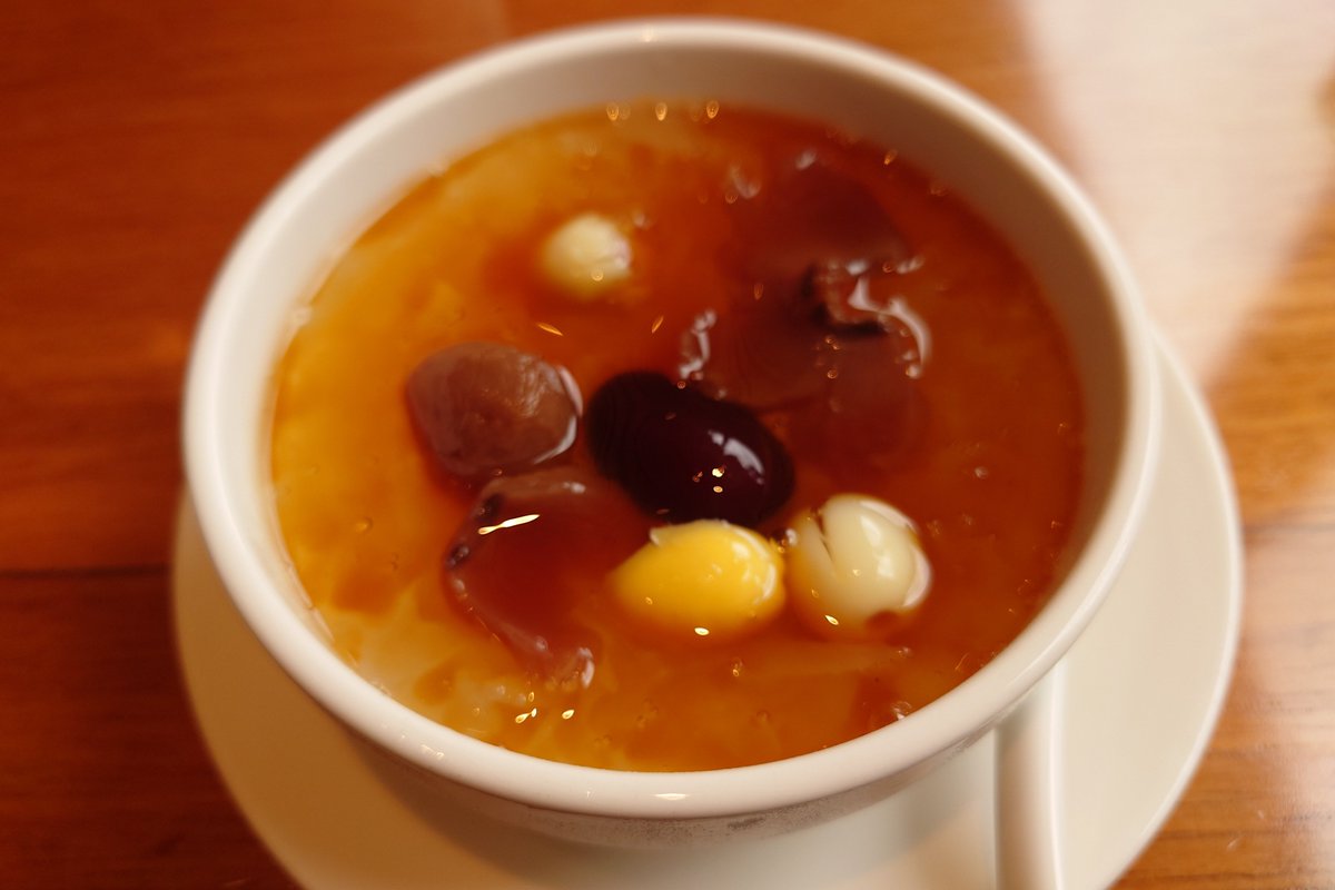 JUN791209's tweet photo. 台湾・台北市の『鼎泰豊新生店』にて昼ごはん。月曜はお休みの店が多く、最後もこちらのお店に！オープン直後の訪問のせいか待たずに入店😁小籠包、お麩と野菜の煮物、海老と豚肉の蒸し餃子、白キクラゲのデザートを注文⭐️定番のお店ではありますが、薄皮でジューシーな小籠包はやはりここが一番です😊 https://t.co/BpOr45A2iV