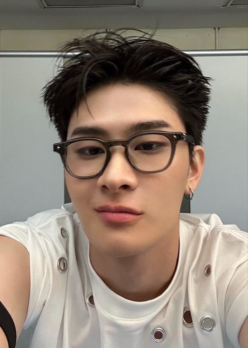 kh1ovele's tweet photo. หล่อมาก                                        แต่มีแฟนแล้ว https://t.co/WjIeYjWsCf