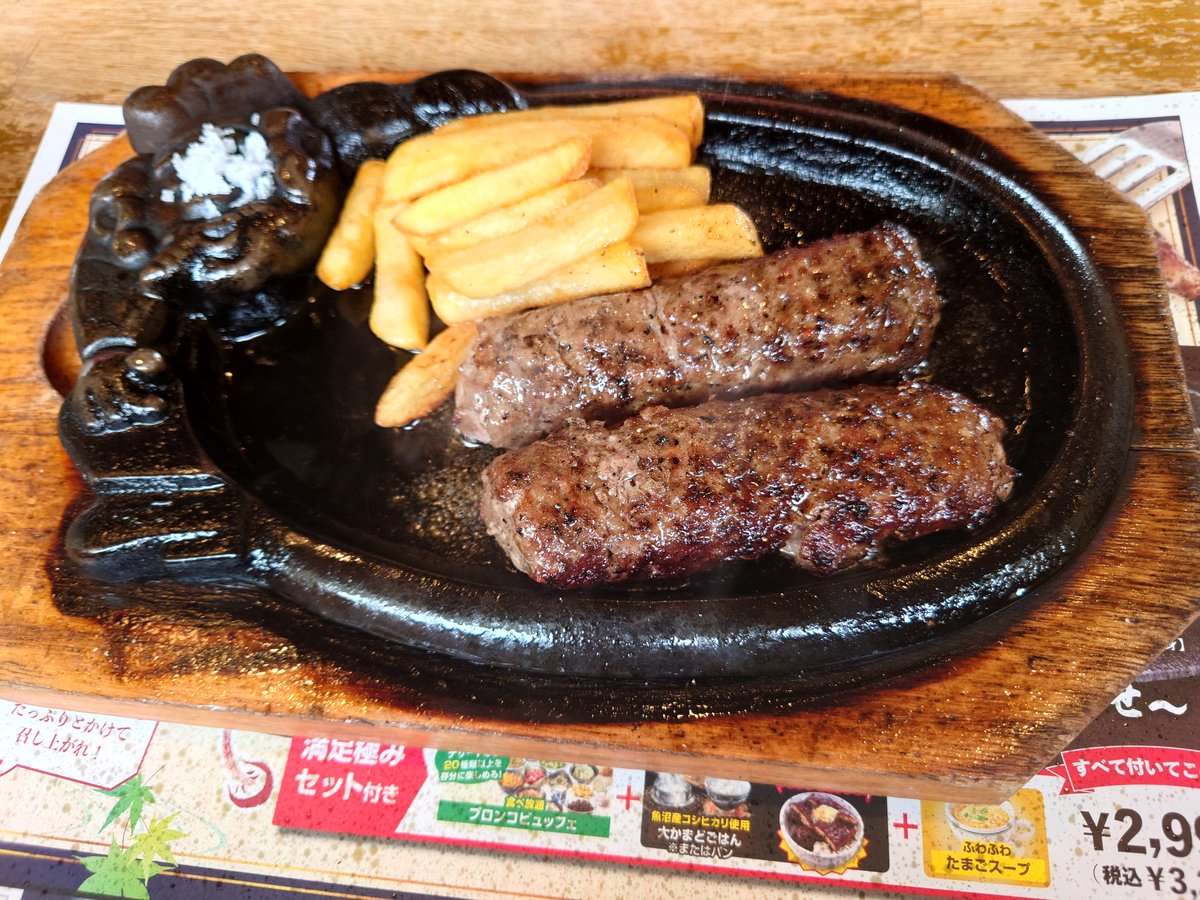 karabuna41's tweet photo. 3回目でようやくおじさんに会えた！！
メニュー見たら鉄板におじさん付いてるか付いてないかの写真あった……🥹
ジェラートはいちごとキャラメルがおいしかった！
次はバタフライピーのために透明のコップを探すミッションするー！おいしかったー🫠 https://t.co/K9wfqQcuYF