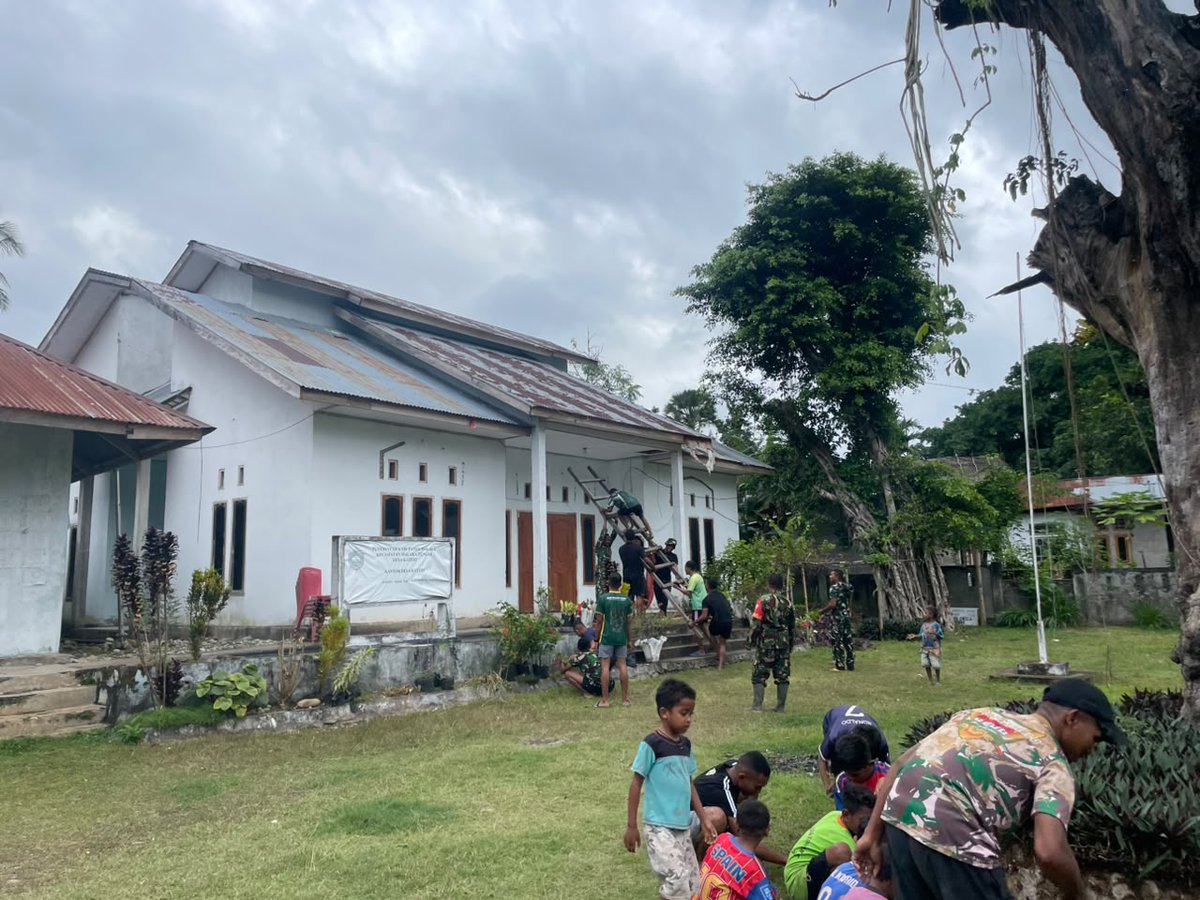 1605Kodim's tweet photo. KODIM 1605/BELU, Menunjukkan kemanunggalan TNI dengan rakyat, personel Satgas TMMD ke129 Kodim 1605/Belu bersama perangkat desa dan masyarakat setempat menggelar aksi gotong royong membersihkan area Kantor Desa Kateri, Kecamatan Malaka Tengah, Kabupaten Malaka, Minggu (26/7/2026) https://t.co/7pdj7MHE6f