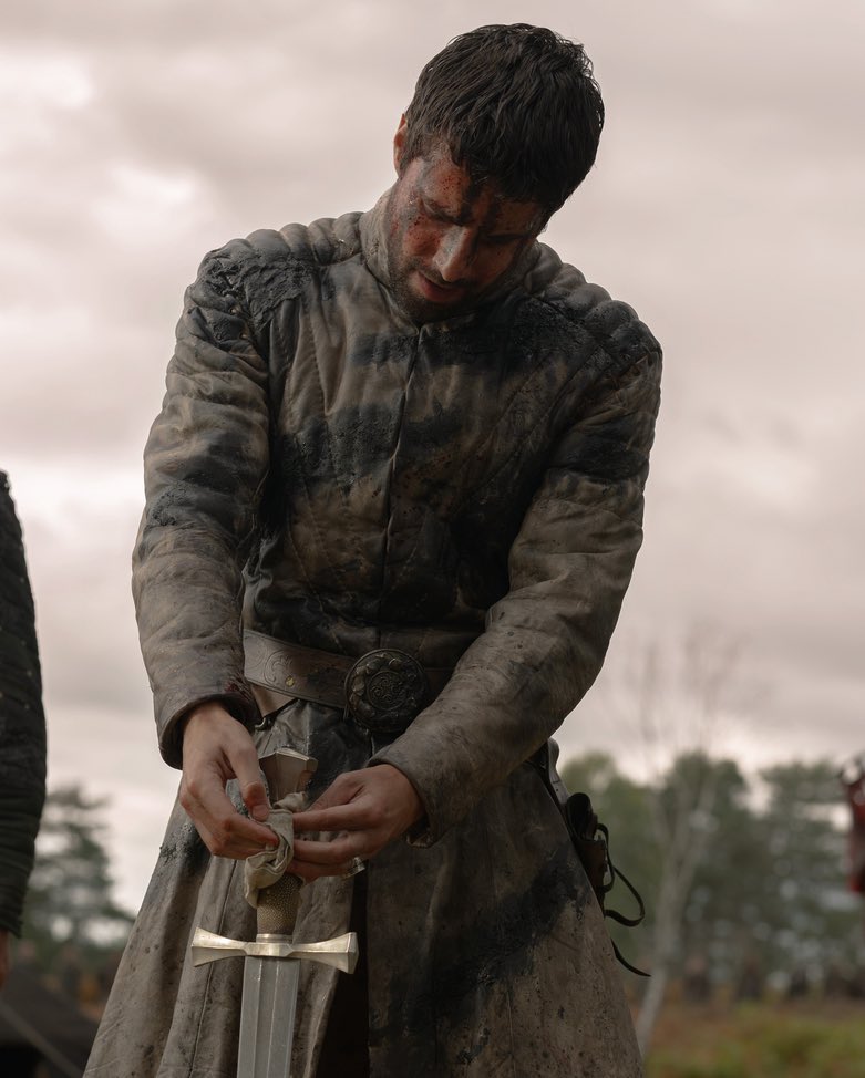 westerosies's tweet photo. Fabien Frankel on Criston’s love for Alicent being apart of his final moments in #HouseOfTheDragon:

“I’ve been in love a small handful of times, and it’s very hard to think about anything else. The people you think about when the end is near are the people you love. He doesn’t have a father, a mother, siblings, a wife, children. What has this man loved? Alicent is the only true thing he’s loved. It doesn’t feel surprising to me that she’s so prevalent in his final moments.”

(https://t.co/bJ7RC3LCdr)